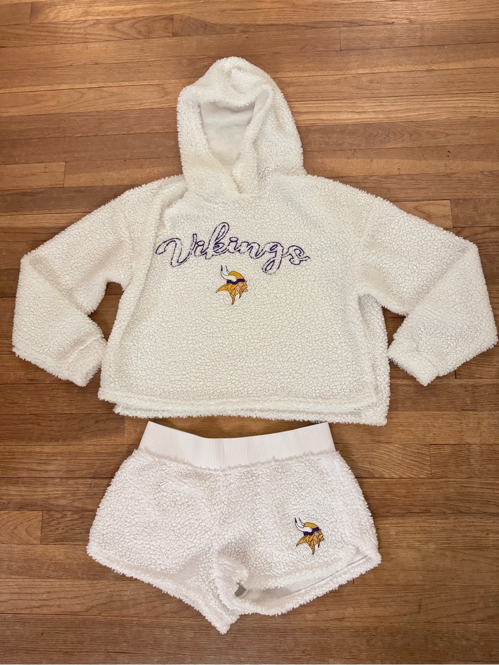 NFL Team Apparel Women's Minnesota Vikings Sherpa Hoodie and Shorts Set |S
 b63